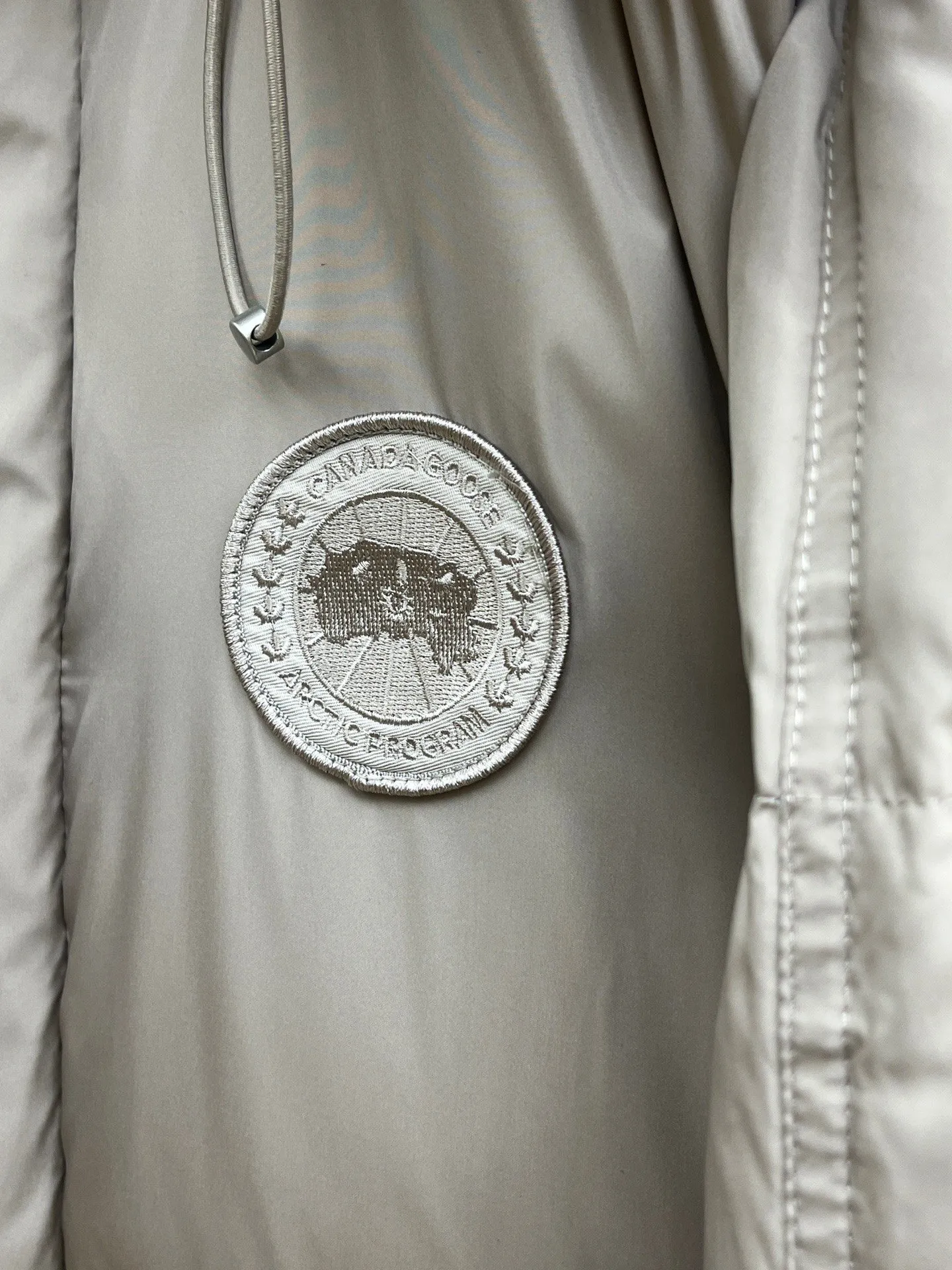 P1400 [Zhang Linghe’s latest top-grade down-filled Canada Goose model] Hooded, removable hood! The original custom-woven lightweight square technology three-proof fabric is windproof, rainproof and friction-proof. It is made of 400D gallbladder Zhengerbajing national standard 90 white duck down. When it is inserted inside, it will be more fluffy and temperature-locking. The whole piece can be stored and folded! ! The embroidered logo on the left chest is a topographic map of Canada, lifelike and perfectly restored. It is embroidered with high-density colored yarn using imported embroidery machines from Bai Lingda. In particular, the sleeves are detachable, making it especially suitable for areas with unstable climate. The washing and labeling are all based on the latest version, and the customized washing labels are equipped with laser anti-counterfeiting labels! ! And the position of the wash water mark is synchronized according to the 25-year new hidden design process. The wash water mark is all hidden inside and can be seen in the detailed picture. What you see is what you get! ! Color graphite gray, black Size xs s m L xl